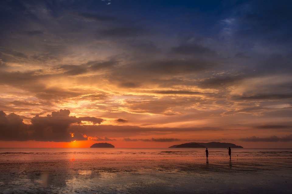JustaPack's tweet photo. Beach Lovers Take Note - After you explore Kuala Lumpur head out to the shore to discover some of the best beaches in Malaysia!

https://t.co/VtKOG141qg

#travel #Malaysia @TourismMalaysia https://t.co/vD5KYURid9