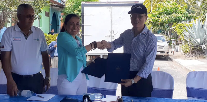 el19digital's tweet photo. Este Lunes, en Altagracia, Isla de Ometepe, la Embajada de China-Taiwán hizo entrega al Ministerio de Salud (MINSA), del primer desembolso en concepto de donación para el “Programa de Equipamiento de Casas para Personas con Necesidades Especiales.

https://t.co/G5Q05o0tcd https://t.co/sit8JpZiHt