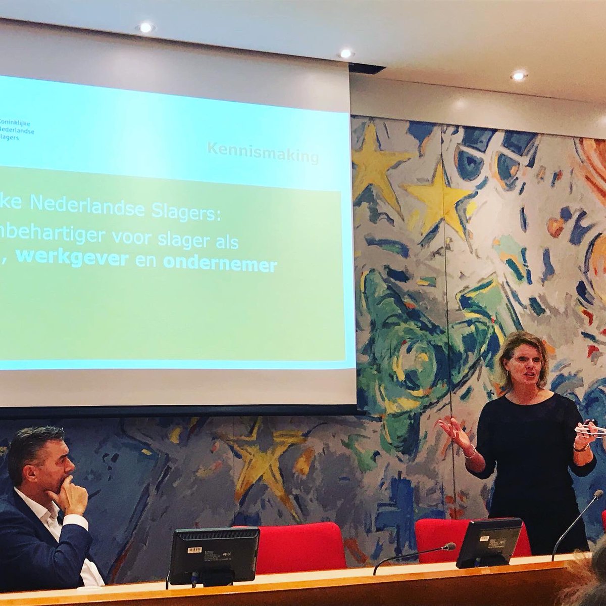 MKBNL's tweet photo. Vandaag kregen wij van @marianlemsom, directeur @KNSvoorslagers een inkijkje in het mooie vak van slager en de uitdagingen van deze sector. Op belangrijke ondernemersthema’s werken we intensief samen en na vandaag met nieuwe inspiratie. #samensterker https://t.co/6PhDj2E3zI