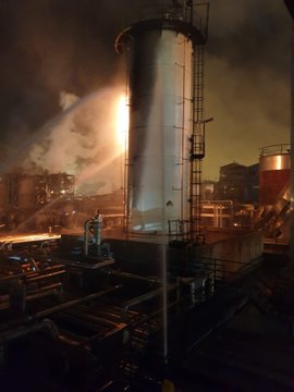  Una gran explosión ha incendiado este martes la industria IQOXE del polígono sur de la petroquímica de Tarragona. EORTY6tWsAQEAwY?format=jpg&name=360x360