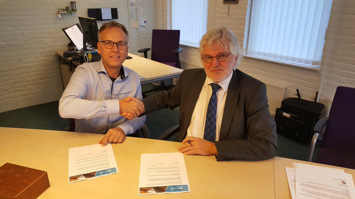 Quadraten's tweet photo. @Quadraten en @puurautomatiser gaan samenwerken aan de doorontwikkeling van Office 365 voor het basisonderwijs. @WimYpma en Johan Heddema ondertekenen de nieuwe overeenkomst. #WINWIN https://t.co/L725OpfDdH