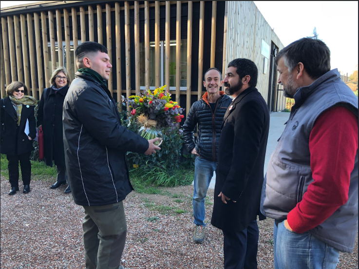 Inslessalines's tweet photo. #Agrària de #LesSalines ha rebut la visita del conseller @ChakirelHomrani que ha signat a #CanComas un conveni amb Unió de Pagesos. Un alumne de #PIM li ha fet l'entrega d'un ram fet per alumnat #JIF. Gràcies @ChakirelHomrani i @JosepBargallo per impulsar que #FormemProfessionals https://t.co/ZkvxHvDTTE