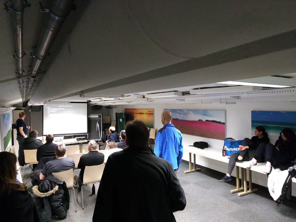 olsharoth's tweet image. Heute mal in kleinerer Runde beim #Hackerkegeln. Moderne Command Line Tools mit @drechsler und leider ohne @yooogan