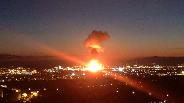  Una gran explosión ha incendiado este martes la industria IQOXE del polígono sur de la petroquímica de Tarragona. EORVkQEW4AA9xQ4?format=jpg&name=small