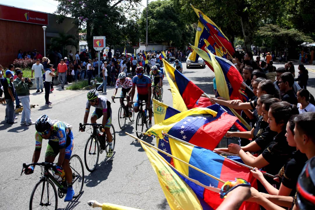 Fre_Gonzalez's tweet photo. Mágicas postales que solo nos regala la Vuelta al Táchira. Banderas de Venezuela  se veían por donde quiera que se mirara hoy en el circuito de la ciudad de Rubio. https://t.co/g7LxRF1sqe