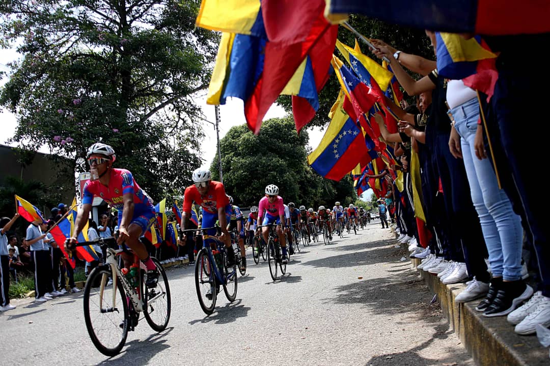 Fre_Gonzalez's tweet photo. Mágicas postales que solo nos regala la Vuelta al Táchira. Banderas de Venezuela  se veían por donde quiera que se mirara hoy en el circuito de la ciudad de Rubio. https://t.co/g7LxRF1sqe