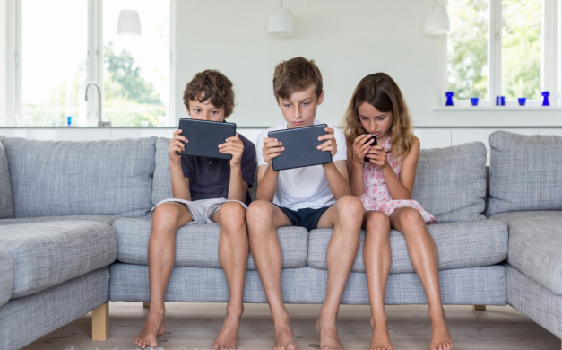 IcommunicationP's tweet photo. Young children left to watch screens in the morning are three times more likely to suffer speech or learning difficulties and often exhibit disturbed behaviour, according to French researchers. #Icommunication #SpeakUp4CommRights https://t.co/1JoTONz5Ah https://t.co/AF0tW74Ydp
