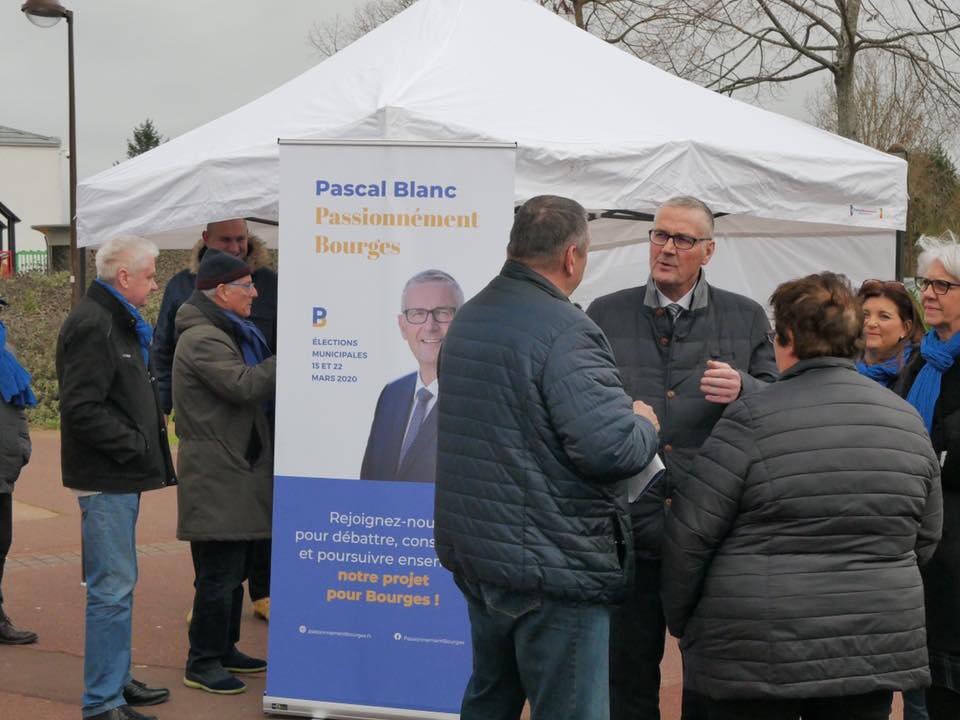 PascalBlanc_'s tweet photo. Ce matin, sur le marché du Val d’Auron, une partie de l’équipe de Passionnément Bourges vient à votre rencontre afin d’échanger avec vous.
#passionnementbourges #pascalblanc #bourges #electionsmunicipales https://t.co/jqyqhsLRJ2