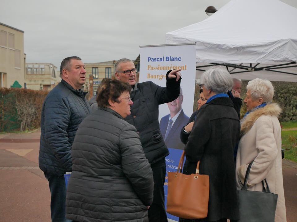 PascalBlanc_'s tweet photo. Ce matin, sur le marché du Val d’Auron, une partie de l’équipe de Passionnément Bourges vient à votre rencontre afin d’échanger avec vous.
#passionnementbourges #pascalblanc #bourges #electionsmunicipales https://t.co/jqyqhsLRJ2