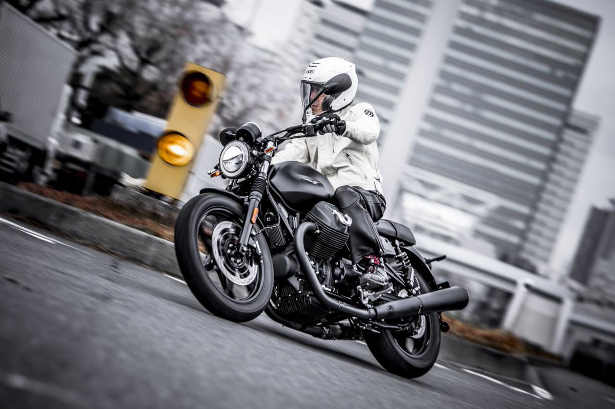 PutiMotor's tweet photo. モトグッツィ V7III STONE Night Packの試乗レビュー❗️

ドッシリと落ち着いた乗り味は、堂々たる貫禄。

直進でも旋回中でも程よい安定感があり、悠長に落ち着いたリズムで走れる雰囲気〜😆

【車重/シート高/タンク/最高出力/価格】 209kg/770mm/21L/52hp/1,265,000円

https://t.co/iQmulc3gKY https://t.co/PQgMke9g0A