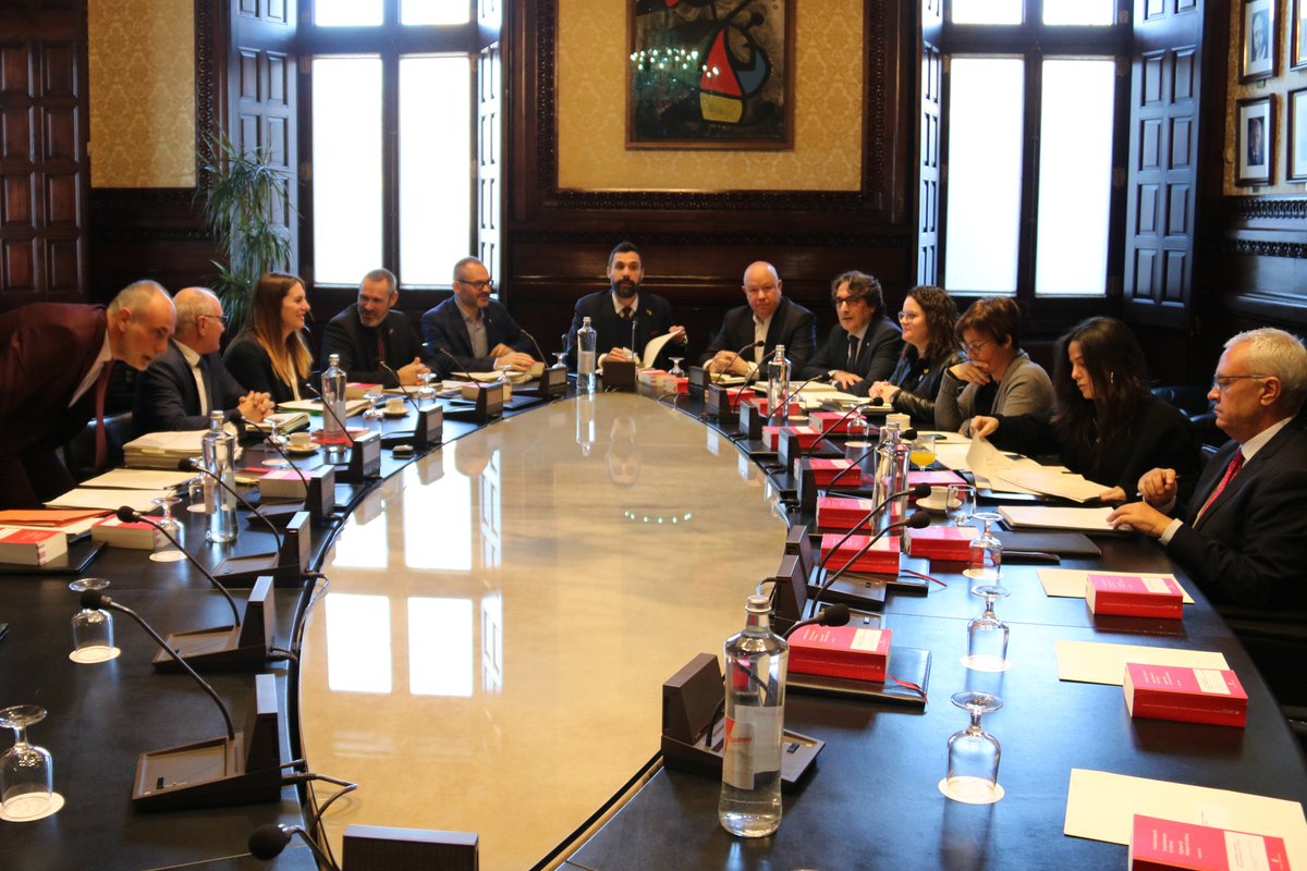 3CatInfo's tweet photo. JxCat aprova el pressupost del Parlament amb Cs i PP i obre una altra crisi amb ERC https://t.co/geJ8FpwY0P https://t.co/qBm6xdJ1vV