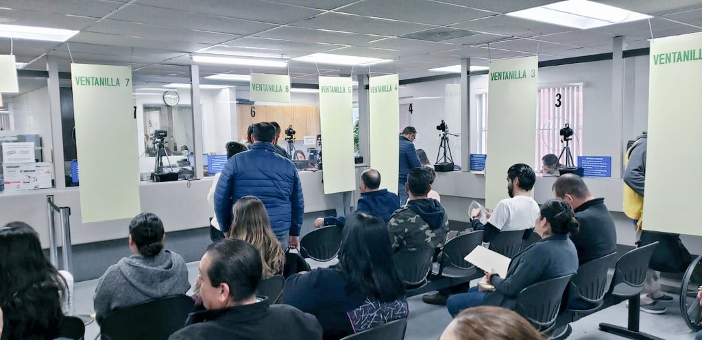 carlos_glezgtez's tweet photo. En julio del 2019, la espera para la obtención de una cita para tramitar pasaporte, matrícula consular o credencial del INE era de 2 meses. A comienzos del 2020, ya son solo 3 semanas. Felicito al equipo de #Documentación (encabezado por @IvanIniguezCA) por su labor y entrega https://t.co/d93f4IE9x7