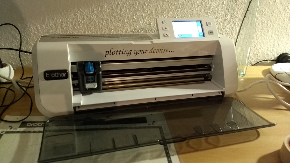 Plotter beschriftet mit "plotting your demise...". Das Wort "demise" ist golden