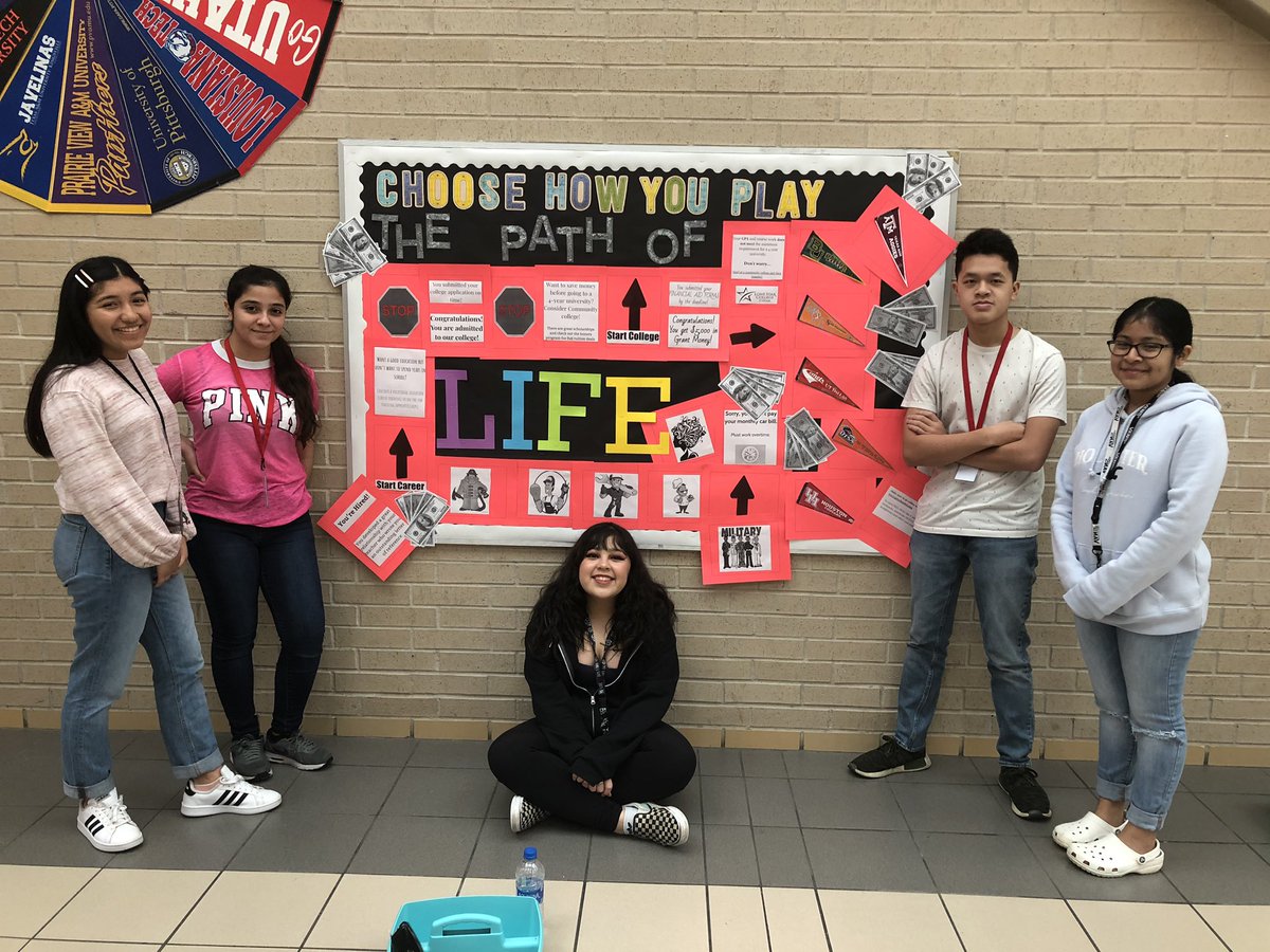 Lakes_RST's tweet photo. Our future teachers put up some new bulletin boards around campus. #LovetoRead #Library #ChooseYourPath #Life #CollegeCareerCenter #GrowOurOwn #LakesEducation&amp;Training #FutureTeachers #SpartanPride @CFISDCyLakes https://t.co/1mXOLuqb2O