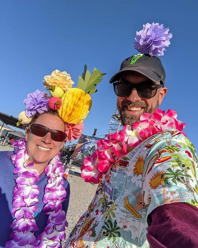 wander_threads's tweet photo. Apparently this is what happens when you gather 800 RVers together for a week. Eventually someone ends up with a pineapple on their head .... #xscapersbash2020 https://t.co/VUbDJw8rxo https://t.co/b75P9tgKau