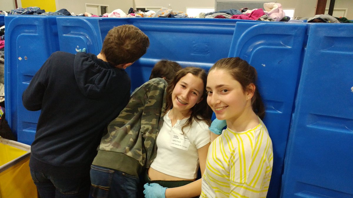 Ackbhar69's tweet photo. Some good work done @C2CChicago by our freshmen @lyceechicago sorting donations, clothes and preparing delivery bags.#CommuntyService #volunteering https://t.co/UT0OCj1990