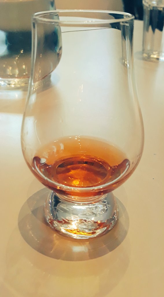 Tagsüber in der Trauerhalle,um einen eigenen liturgischen Stil bei Trauerfeiern zu finden, abends biblisches Whiskytasting mit Feigendattelrolle. Das volle Leben. Gruß vom Predigerseminar!
#wasvikarinnensomachen 
#vikariatskurs
#biblischeswhiskytasting
#genussvollglauben