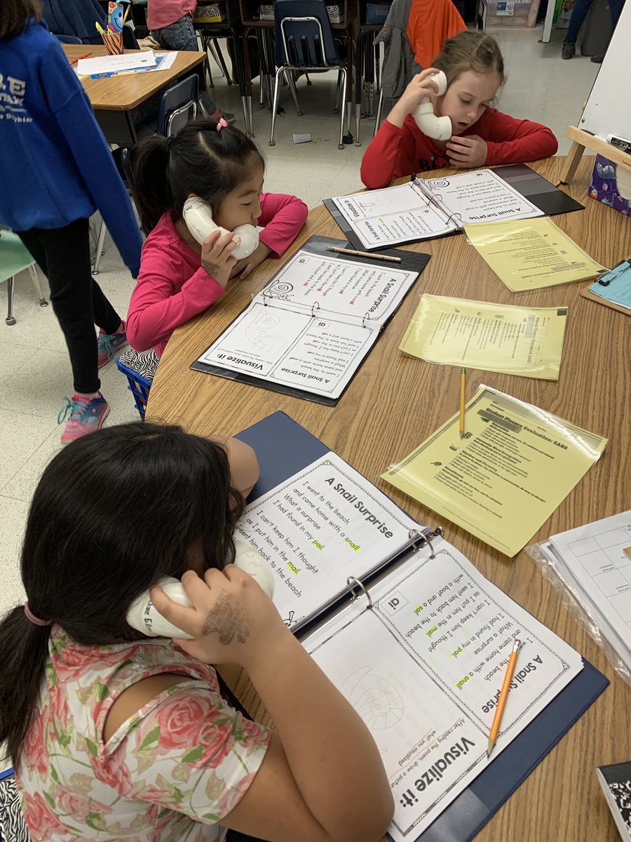 Ss practice fluency with poetry and use the EARS scale to work on expression and self-evaluate. @shutton22 @KingofReading31 @DareDolphins #engageYCSD