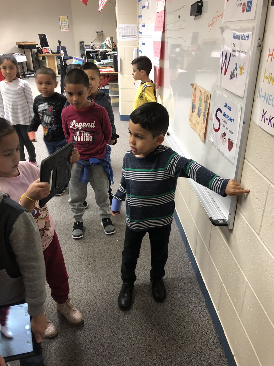 MsKSantini's tweet photo. Looking for squares around the school! βΉπ #SquaresAroudUs @HumbleISD_NBE @HumbleISD_PREK #BeTheLight #LearningOutOfTheClassroom https://t.co/T1JkeFXIqK