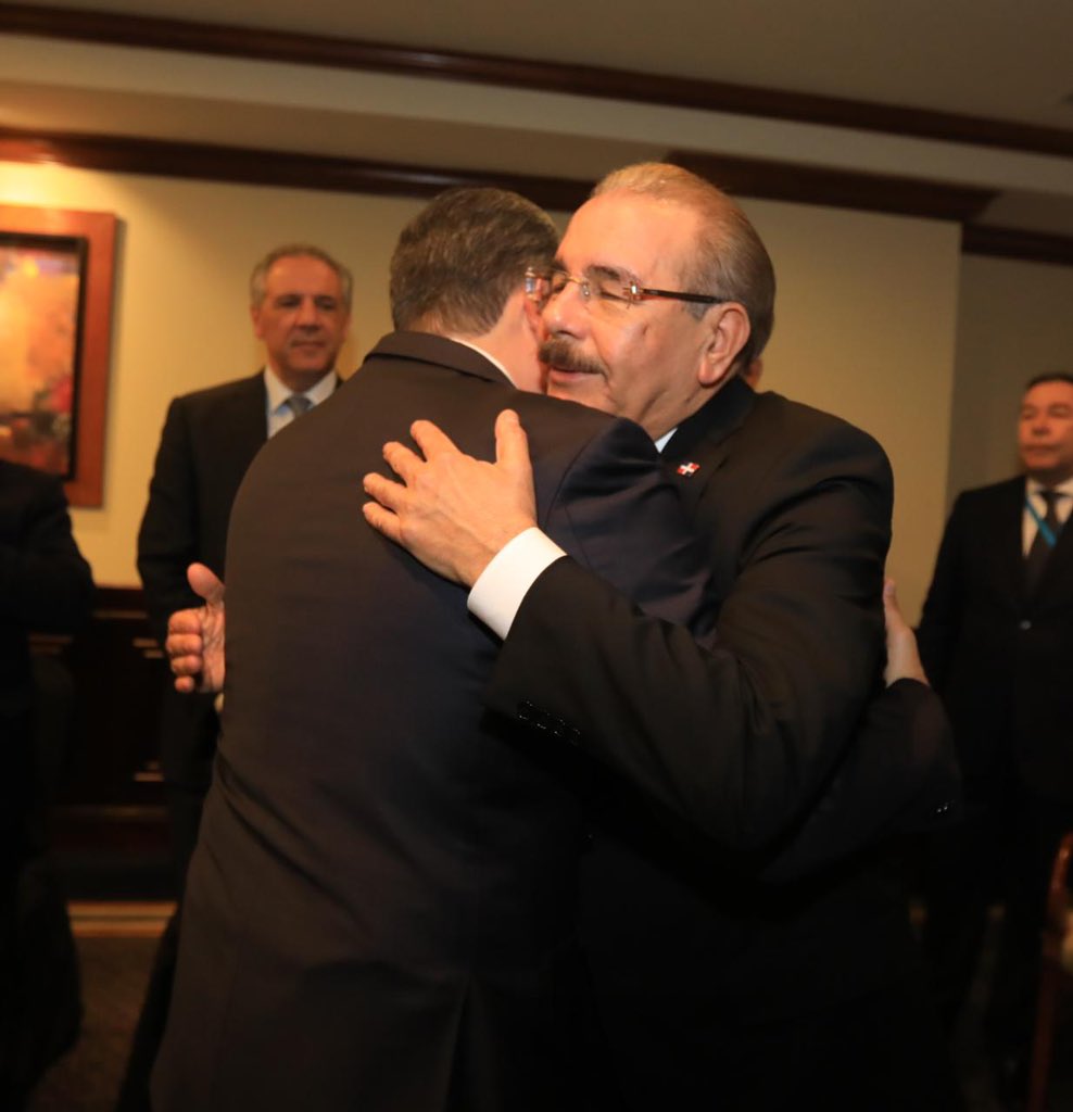 JuanOrlandoH's tweet photo. Seguimos fortaleciendo relaciones con nuestros hermanos de República Dominicana y buscando oportunidades que beneficien grandemente al pueblo hondureño, firmando junto al presidente @DaniloMedina convenio de cooperación en materia de vivienda e implementación de presas. 🇭🇳🤝🇩🇴 https://t.co/DqlGQxi17J
