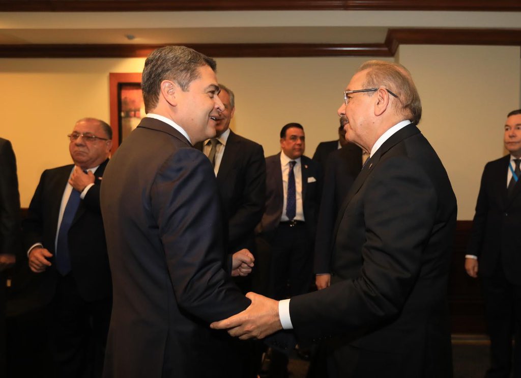 JuanOrlandoH's tweet photo. Seguimos fortaleciendo relaciones con nuestros hermanos de República Dominicana y buscando oportunidades que beneficien grandemente al pueblo hondureño, firmando junto al presidente @DaniloMedina convenio de cooperación en materia de vivienda e implementación de presas. 🇭🇳🤝🇩🇴 https://t.co/DqlGQxi17J