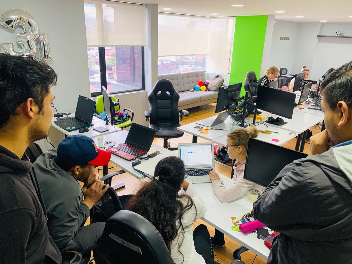 platzi's tweet photo. El equipo #MasterLearningDashboard de #PlatziHackaton tiene puestas las pilas 🔋 creando su dashboard. ¿Tienes dudas o sugerencias ? Pregúntanos por aquí 🙋 https://t.co/W2JH8R8HR5