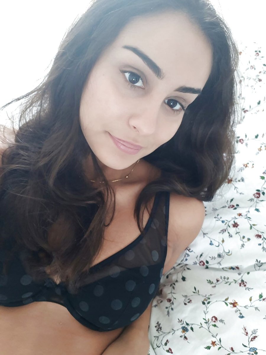 olgun bir kızın vücut kıvrımlarını sergileyen detaylı bir fotoğraf