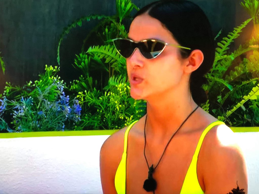 ha3e_'s tweet photo. Knew I’d seen Siânnise’s outfit somewhere before! #LoveIsland https://t.co/X4QX2Q5Sw4