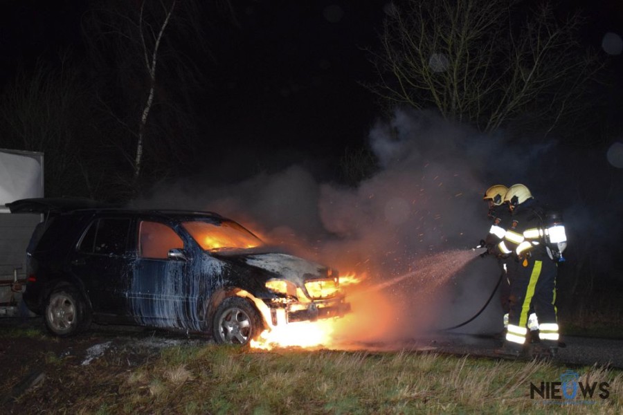 Brandweer blust autobrand in Buitenpost (video)..