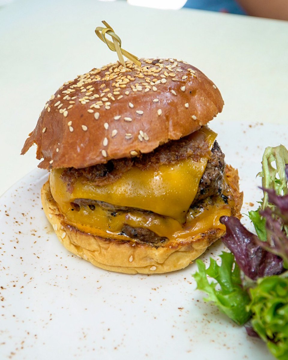 Oh hello there gorgeous! 🍔 There’s nothing like a simple yet tastyyy cheeseburger, amirite?! If you haven’t already, check out one of my fave brunch places in Brickell <a href="/bbistromiami/">B Bistro & Bakery</a> 😍 #miamieats #burger