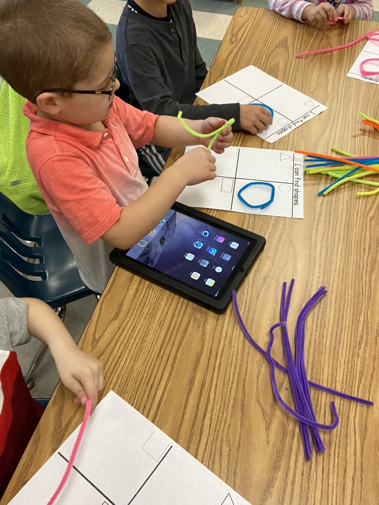 mindy_arriaga's tweet image. Showing their creative side by creating 2D shapes with different materials. #iteachk #kmath #seesaw