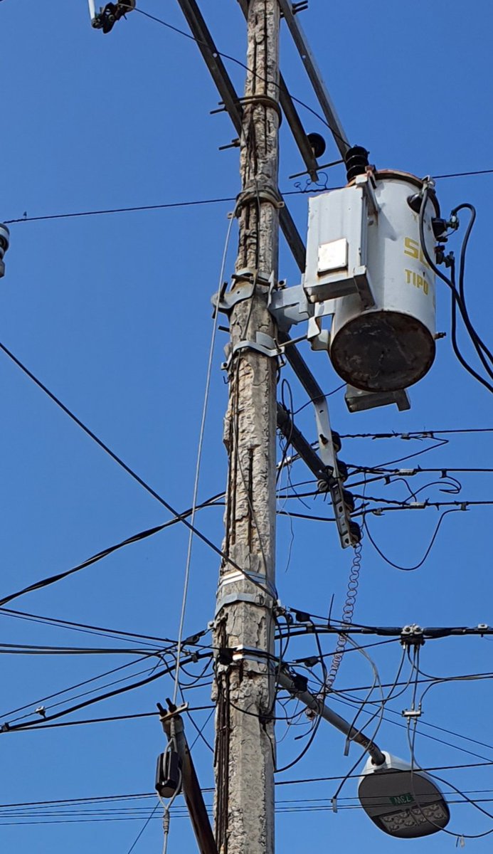 PANDAISLAS64's tweet photo. ESTE POSTE DE LA CFE ESTA MUY CARCOMIDO Y SE ESTA CONVIRTIENDO EN UN PELIGRO PARA LA CIUDADANIA. ESTA UBICADO EN LA AV. LA COSTA JUNTO AL OXXO FRENTE A LAS QUEKAS Y LA FARMACIA IZZA SM 31. @AytoCancun @MaraLezama @CFE Cancun. https://t.co/3Z7mMHS8Dn