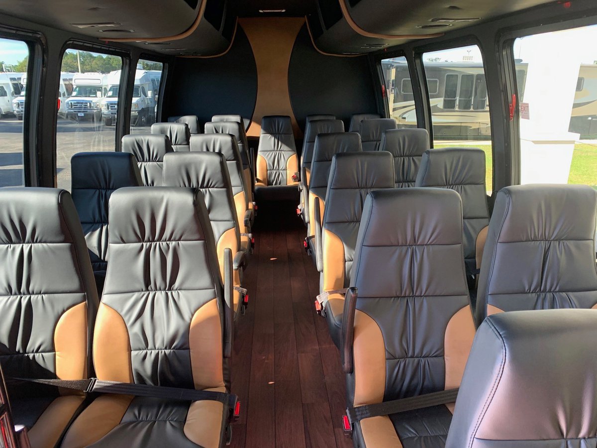 NationsBus's tweet image. New Year, New Bus! 🚌
🚌 2020 ECD KSIR 290 Executive
23 PAX, Deluxe Seating, Rear &amp;amp; Overhead Luggage, &amp;amp; More!
Click here for more info! 👉 bit.ly/2Ts1QNt
#nationsbus #bus #transportation #shuttlebus