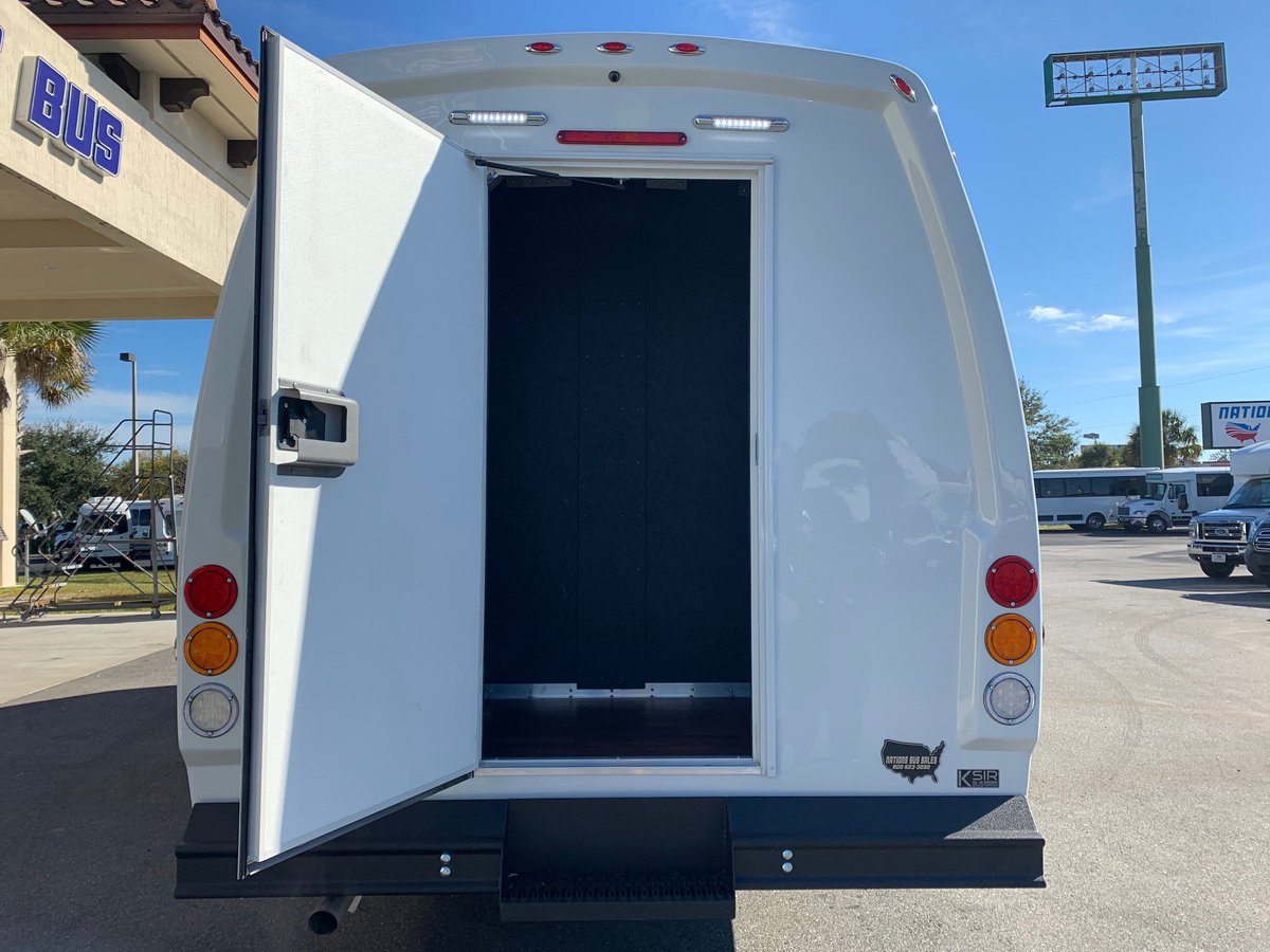 NationsBus's tweet image. New Year, New Bus! 🚌
🚌 2020 ECD KSIR 290 Executive
23 PAX, Deluxe Seating, Rear &amp;amp; Overhead Luggage, &amp;amp; More!
Click here for more info! 👉 bit.ly/2Ts1QNt
#nationsbus #bus #transportation #shuttlebus