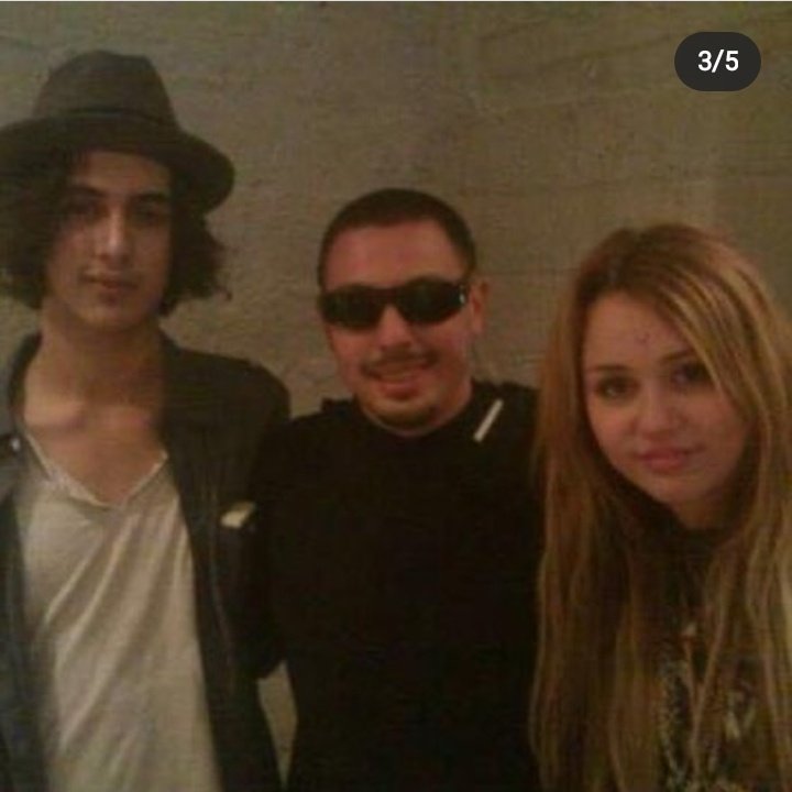 elevencomunista's tweet photo. por que nunca falamos sobre esse crossover que aconteceu entre hannah montana e victorious??? https://t.co/gyOCg2xsyo