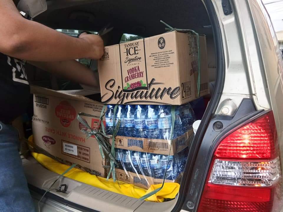 True_blends's tweet photo. Namahagi ang team ng AFFI ng tulong mula sa CHOPS to Go, True Blends Tea &amp; Coffee sa ating mga kababayan na naapektuhan ng pagsabog ng Bulkang Taal

Higit pong kailangan ng mga evacuees ng tubig, pagkain, damit at mahihigaan at face mask.

#TrueblendsCares
#ParaSaBayan https://t.co/L7WunxR1mM