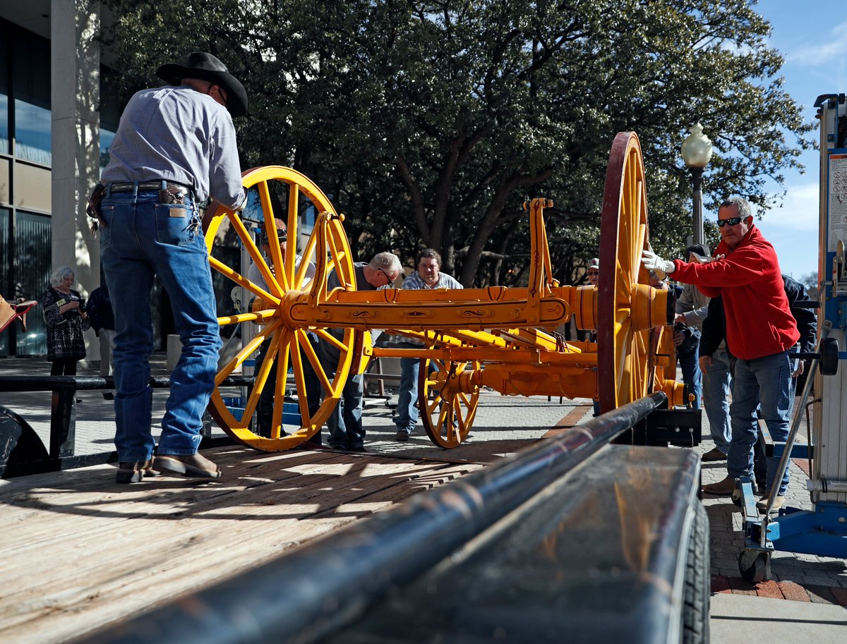 Brad_Tollefson's tweet photo. Workers load the Wells Fargo stagecoach onto a trailer as it was donated to the National Ranching Heritage Center. https://t.co/jcAAUHclvf