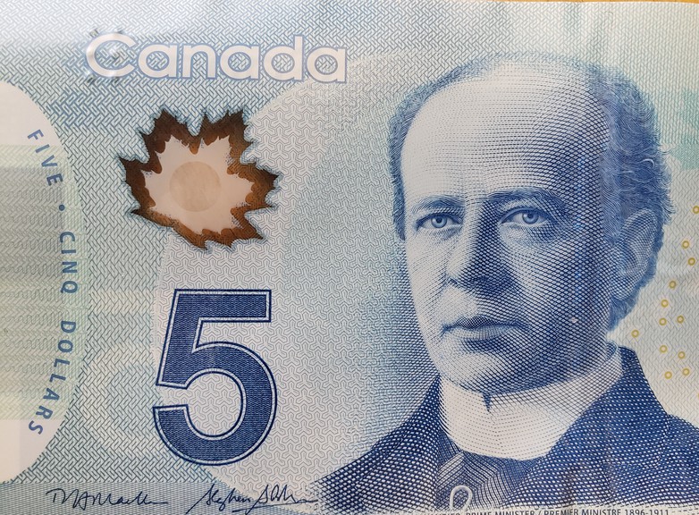 TJProvincial's tweet photo. Make room, Sir Wilfrid, for a famous New Brunswicker https://t.co/Tq2JTGYyz8 https://t.co/Dx4x0EMFlk