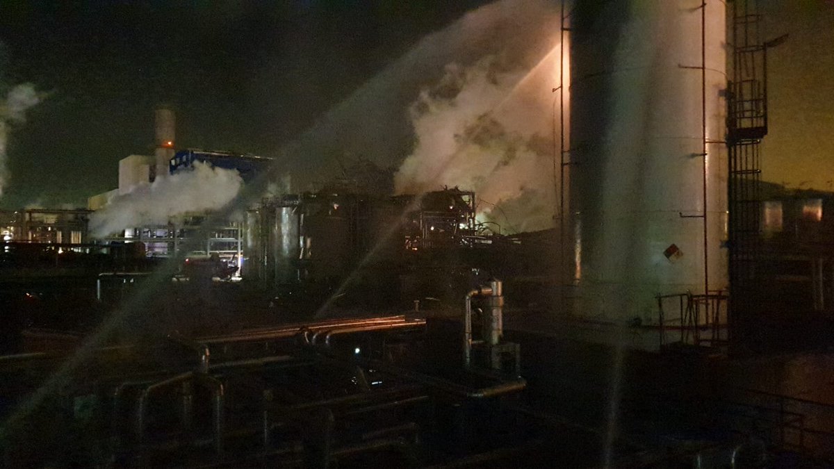 joelreche's tweet photo. Parat el cop informatiu, una cosa ha quedat ben clara arran de l'explosió d'aquesta tarda: la @gencat ha de millorar, i molt, la comunicació a la població, als mitjans i les mesures de control a la indústria química. Veure'm què ha passat i perquè, però hi ha massa vides en joc. https://t.co/rCpK59yTW1