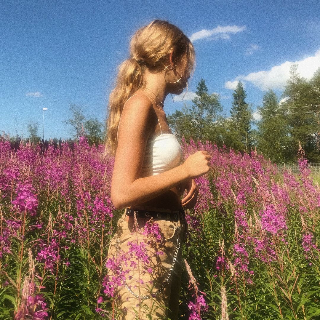 steIIauris's tweet image. —— 𝗹𝗼𝗼𝗸 𝗮𝘁 𝗺𝘆 𝗳𝗿𝗶𝗲𝗻𝗱 𝗶𝗻 𝗰𝗮𝗹𝗶𝗳𝗼𝗿𝗻𝗶𝗮, 𝘀𝗵𝗲 𝗿𝗲𝗮𝗹𝗹𝘆 𝗹𝗶𝗸𝗲𝘀 𝘁𝗵𝗲 𝗳𝗿𝗲𝗰𝗸𝗹𝗲𝘀 𝗼𝗻 𝗺𝘆 𝗳𝗮𝗰𝗲.