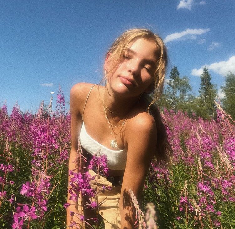 steIIauris's tweet image. —— 𝗹𝗼𝗼𝗸 𝗮𝘁 𝗺𝘆 𝗳𝗿𝗶𝗲𝗻𝗱 𝗶𝗻 𝗰𝗮𝗹𝗶𝗳𝗼𝗿𝗻𝗶𝗮, 𝘀𝗵𝗲 𝗿𝗲𝗮𝗹𝗹𝘆 𝗹𝗶𝗸𝗲𝘀 𝘁𝗵𝗲 𝗳𝗿𝗲𝗰𝗸𝗹𝗲𝘀 𝗼𝗻 𝗺𝘆 𝗳𝗮𝗰𝗲.