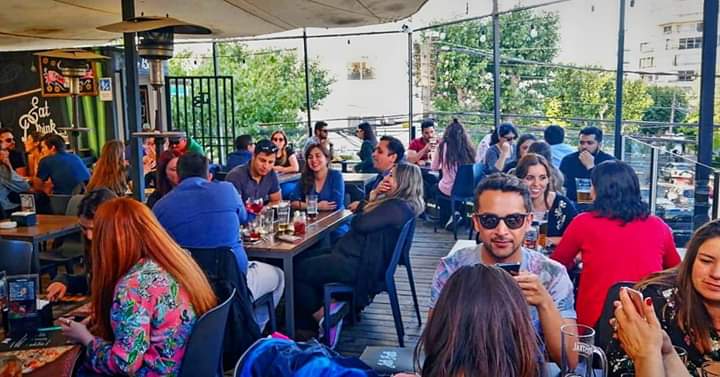 REG_Valparaiso's tweet photo. ¡Este #verano diviértete como nunca!.😎
#JarBarViña te espera con un grato ambiente, amplia terraza y una rica gastronomía.🍹🥃🍸🍶🥪
#7Norte esq. #4Poniente en #VinadelMar.🏖🌊 ¡Te esperamos!.
#Bares #EligeViñadelMar #ViveViña #Vacaciones2020 #RegiónDeValparaíso #Chile. https://t.co/kuLjg39V7y