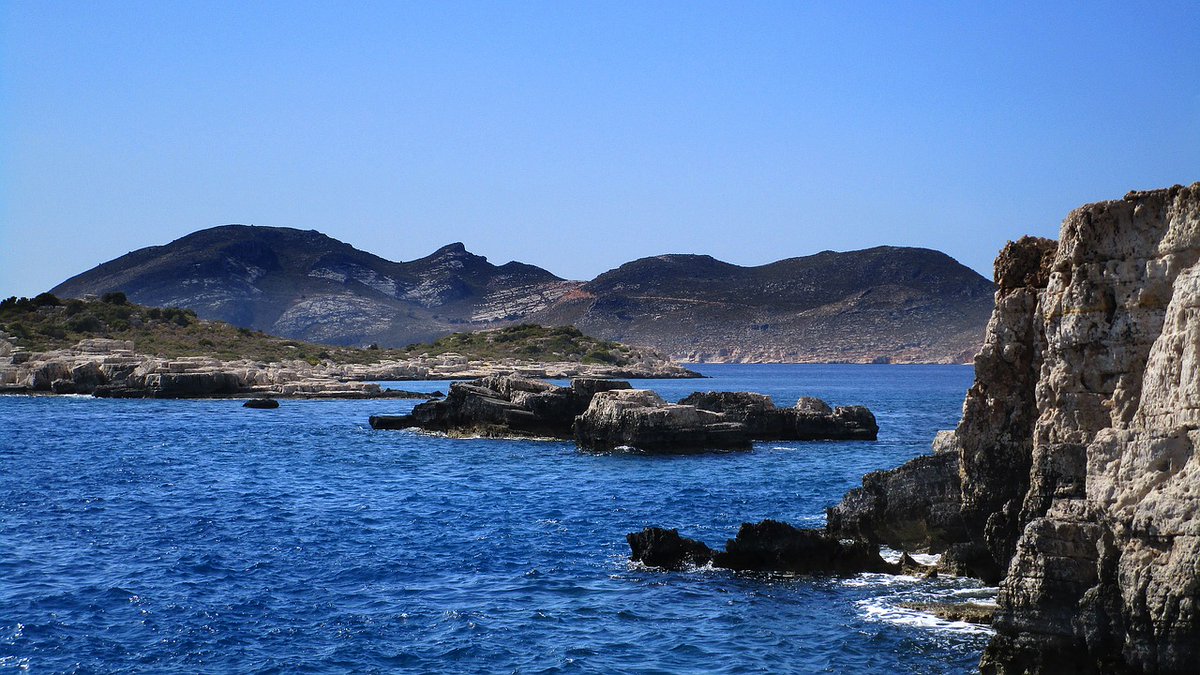 SeeUAround4's tweet photo. Καστελόριζο, Ελλάδα - Αποτελεί το ανατολικοτερο άκρο της χώρας με μόλις 400 κατοίκους. Περπατήστε στα δρομάκια του πανέμορφου οικισμού και ακολουθήστε τα μονοπάτια μέσα στη φύση του νησιού!
#καστελοριζο #Greece #Mediterranean #travelbloggers #traveling #νησια #explore
#beautiful https://t.co/KQqOTJRkll