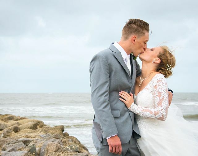 ChsBeachWedding's tweet photo. Stolen kisses are always the sweetest 💋✨ https://t.co/ZeCCzzFpvF