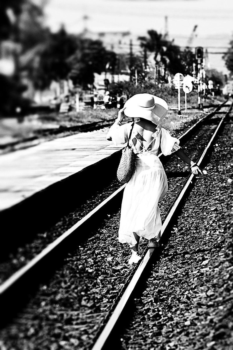 byroberteklund's tweet photo. #byroberteklund #walkbyshooting #walkbyshootings #photography #SonyA7III #huahin #thailand #huahintrainstation #huahinrailwaystation #trainstation #railwaystation #railwaytracks #traintracks #bw #blackandwhite #bnw #bnwphotography #blackandwhitephotography #woman #nofilter https://t.co/8YxeLHDgCO