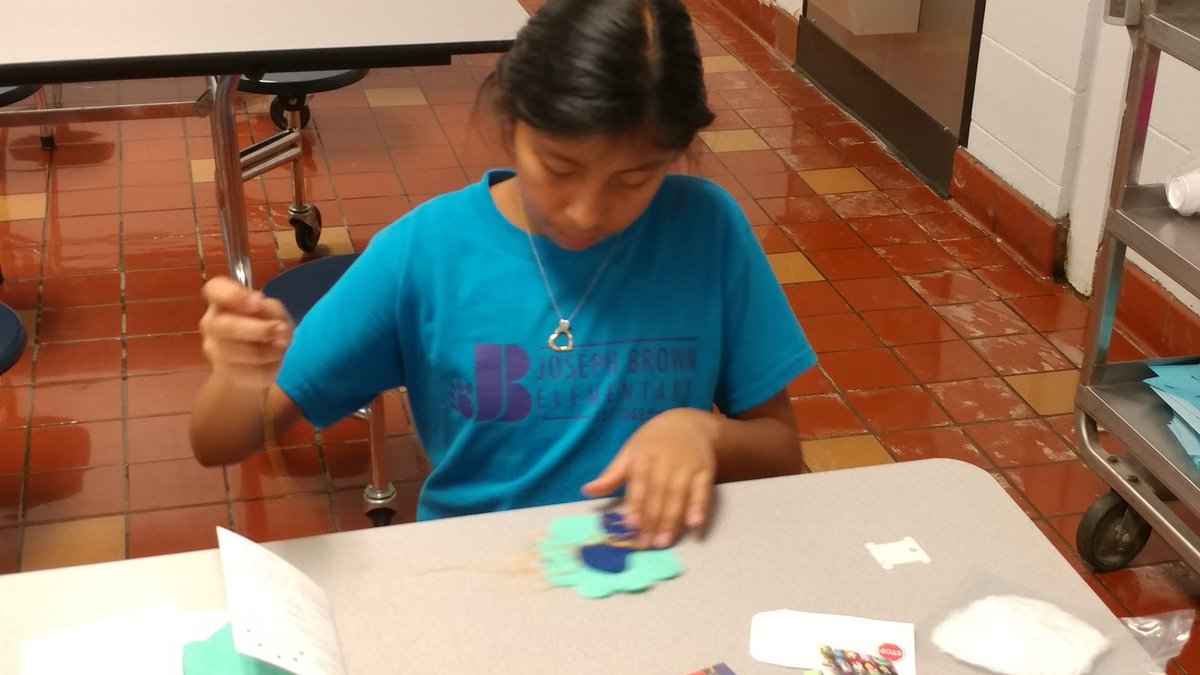 JBESPrincipal's tweet image. Sewing success...sequencing of steps and perseverance. Great job Bears. #BEARific @JBESBears @APofJBES @Keipace @cjmarczak @Champion4Chldrn