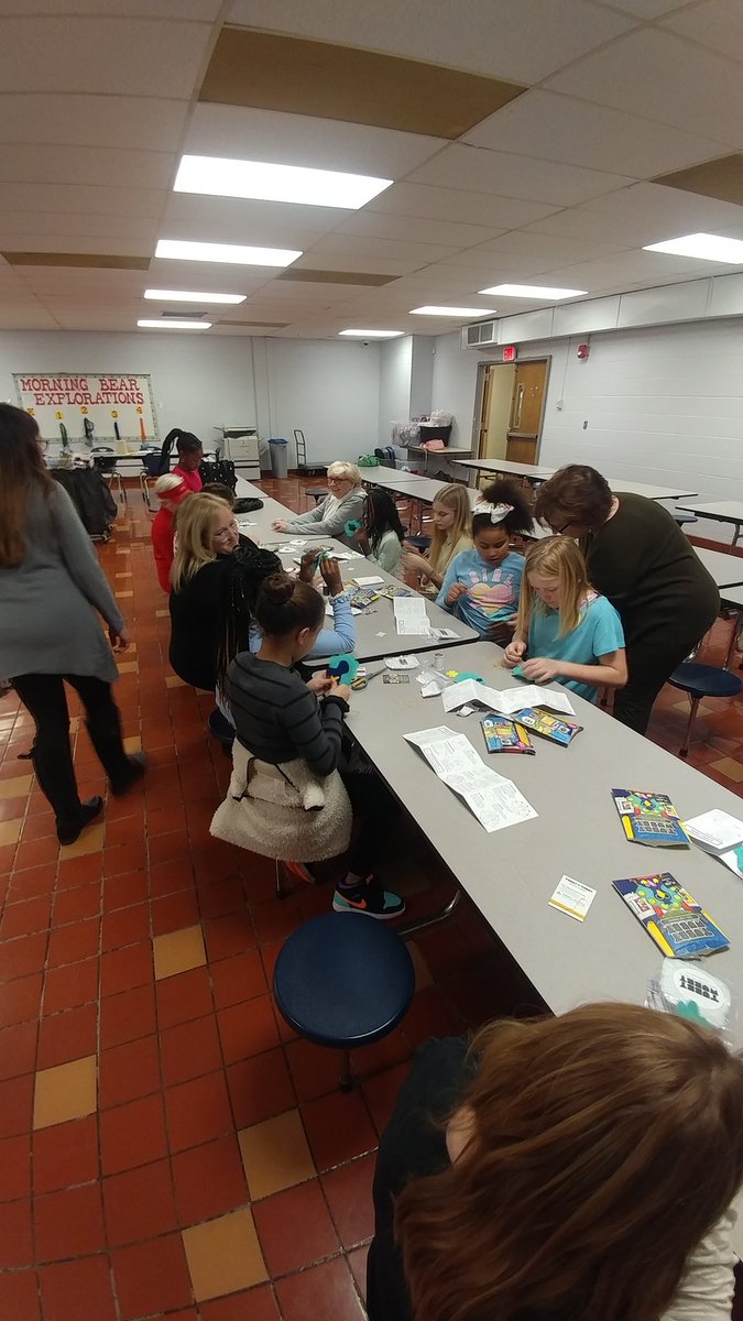 JBESPrincipal's tweet image. Sewing success...sequencing of steps and perseverance. Great job Bears. #BEARific @JBESBears @APofJBES @Keipace @cjmarczak @Champion4Chldrn