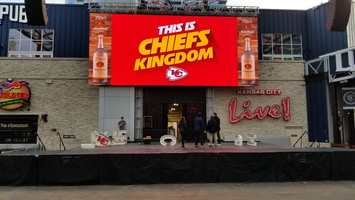 #ChiefsKingdom sign being reassembled at <a href="/KCPLDistrict/">KCPLDistrict</a> in preparation for this Sunday's AFC Championship watch party