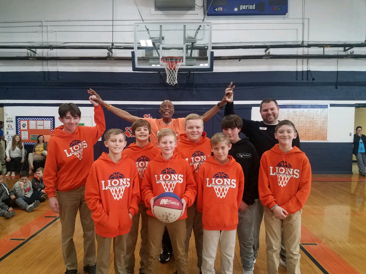 BOOMLeader's tweet photo. Hey @Globies do you recognize Captain “Magic” Valentino Willis, the “World’s Greatest Showman?”  He stopped by Team CIS today to share his positive message and ENTERTAIN all students and staff. Coach @CoryClouser created memories he will never forget! https://t.co/OTVxpUFL7D