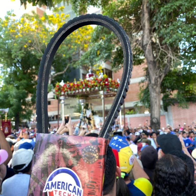 ASgrouplatam's tweet image. #AmericanTech se une a miles de fieles que acompañan a la Virgen de la #DivinaPastora en este hermoso recorrido de fé y esperanza.⁣⁣🙏